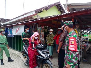 Warga Lupa Tak Pakai Masker, Ini Sikap Petugas PPKM Dilokasi TMMD Bojonegoro